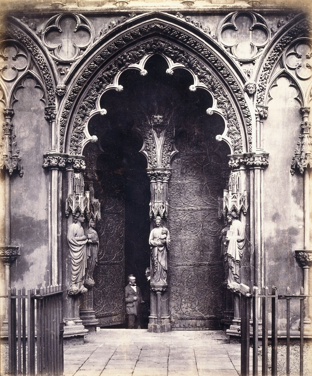Lichfield: o West Porch de Roger Fenton