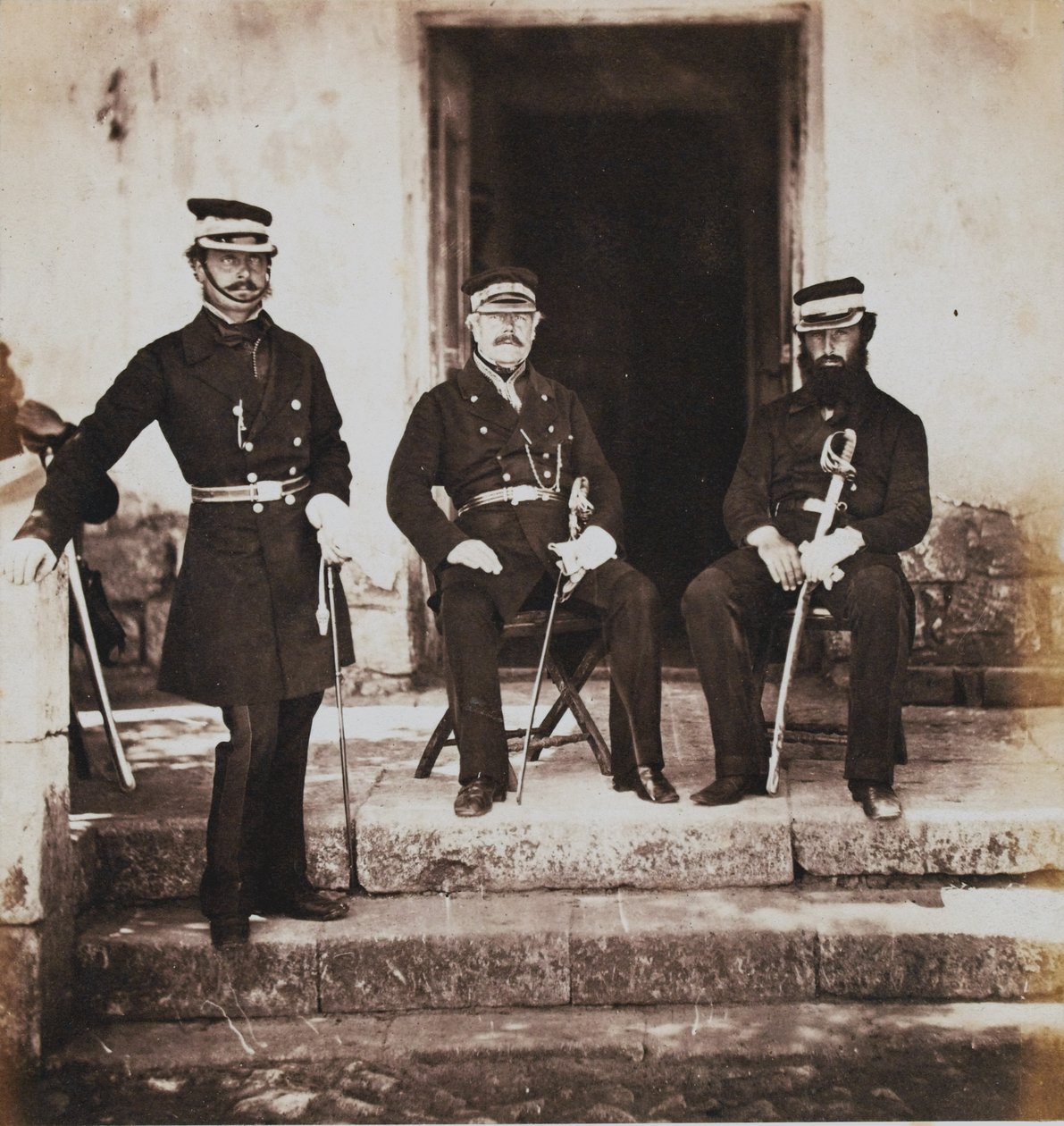 Major-General Henry Frederik Lockyer e dois de seus funcionários, de um álbum de 52 fotografias associadas à Guerra da Criméia, 1855 de Roger Fenton