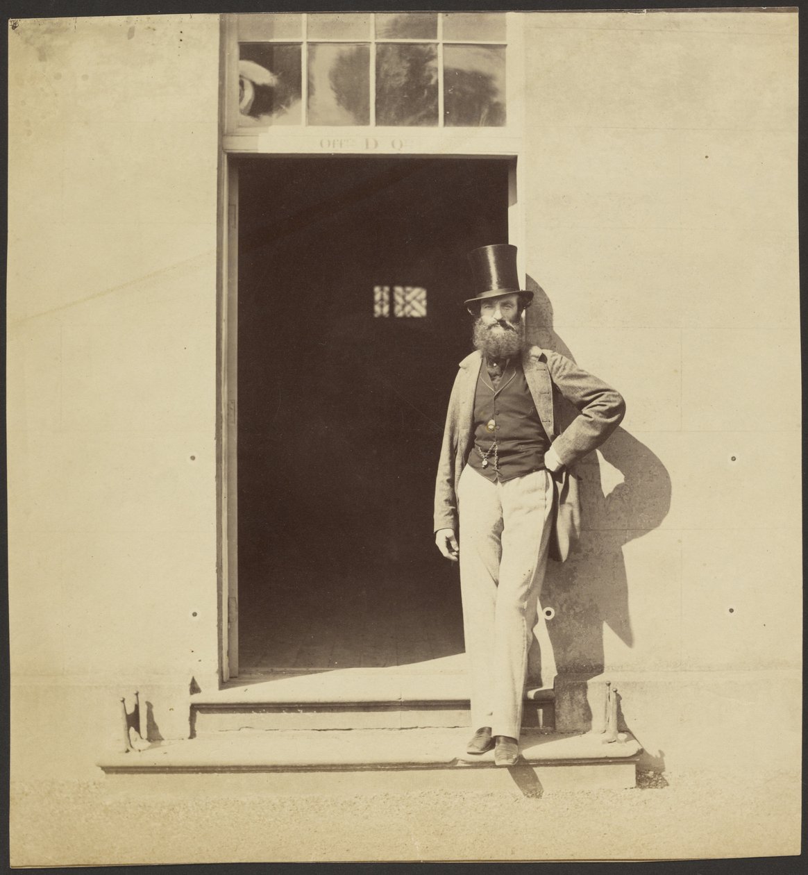 Homem de pé numa porta do quartel de Hythe de Roger Fenton