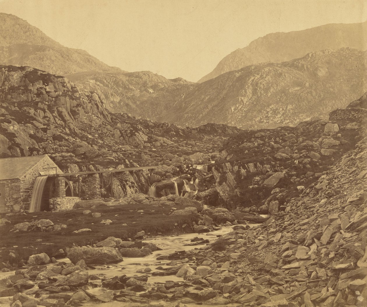 Montanhas ao pé de Llyn Ogwen, País de Gales de Roger Fenton