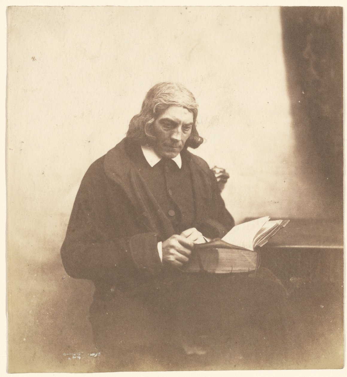 [Retrato de um clérigo com um livro] de Roger Fenton
