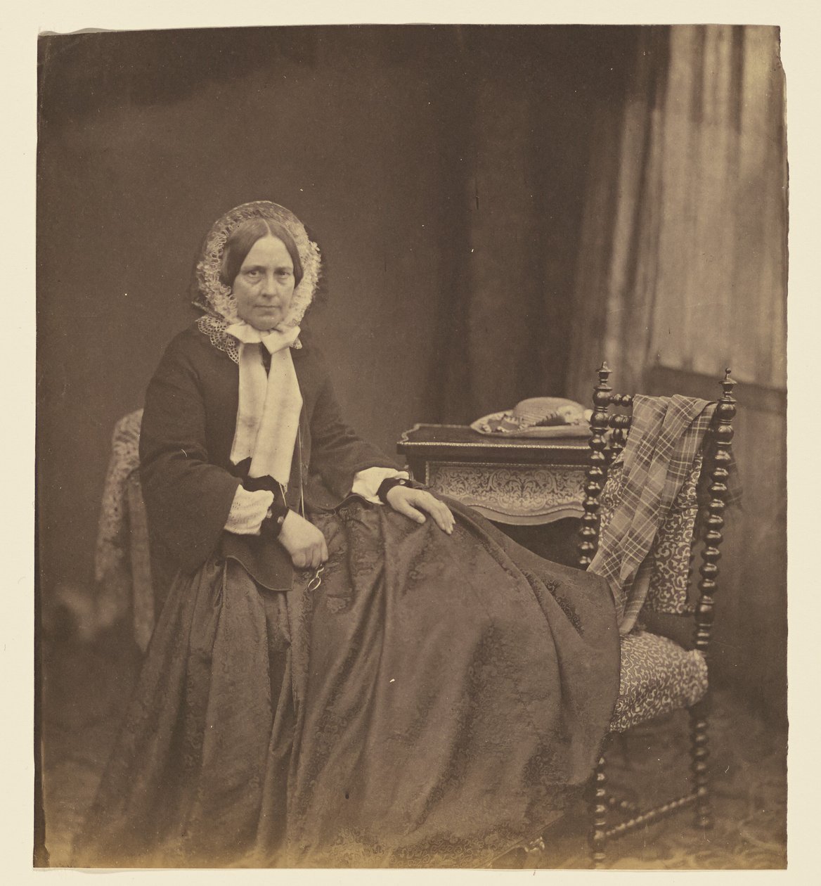 [Retrato de uma mulher sentada, com touca] de Roger Fenton