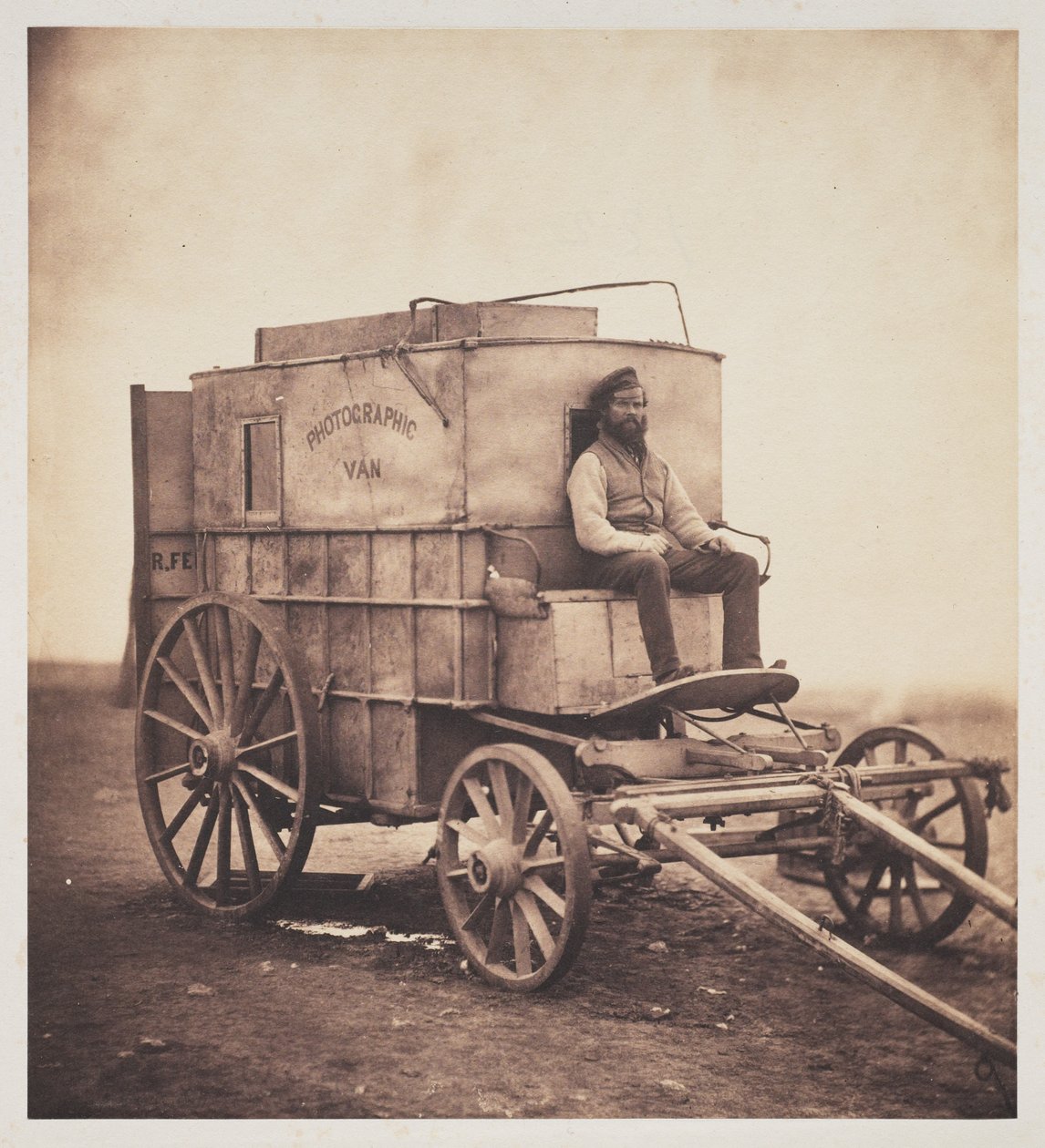 A carruagem do fotógrafo com Marcus Sparling na Crimeia de Roger Fenton