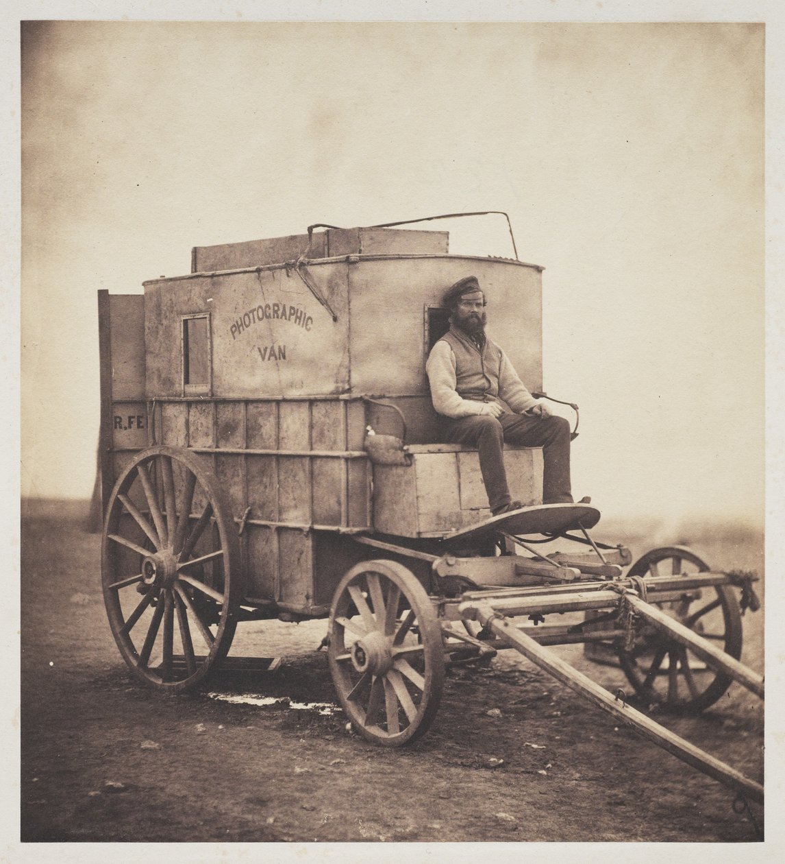 A van do fotógrafo com Marcus Sparling na Crimeia, 1855 de Roger Fenton