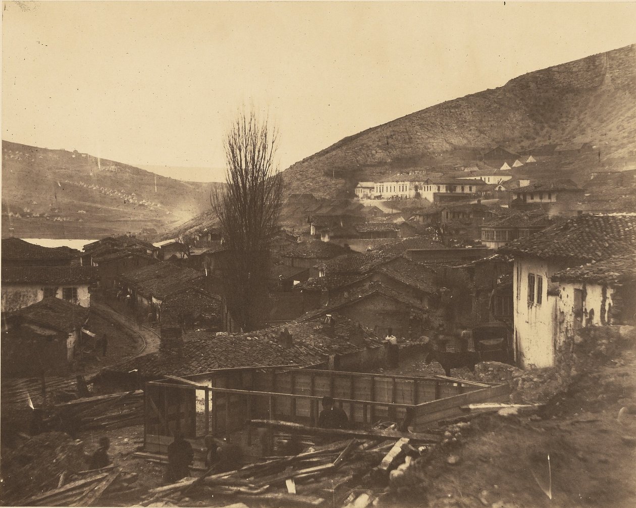 A rua dos caminhos-de-ferro em Balaklava de Roger Fenton
