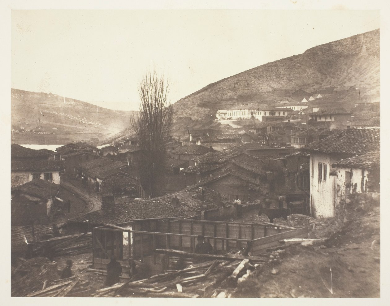 A rua dos caminhos-de-ferro em Balaklava de Roger Fenton