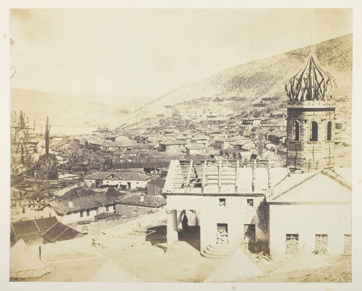 A igreja russa e a cidade de Balaklava de Roger Fenton