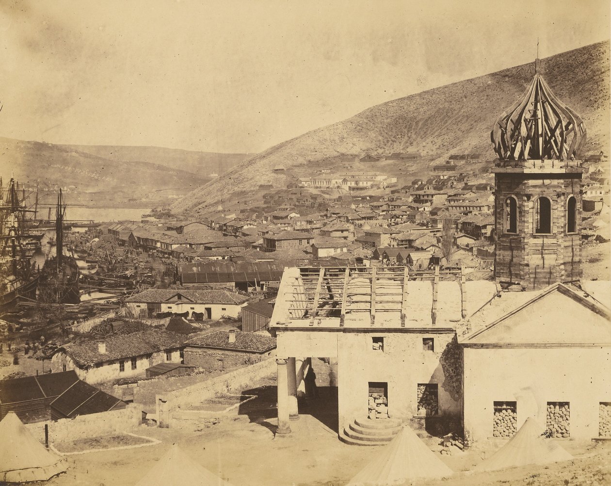A igreja russa e a cidade de Balaklava de Roger Fenton