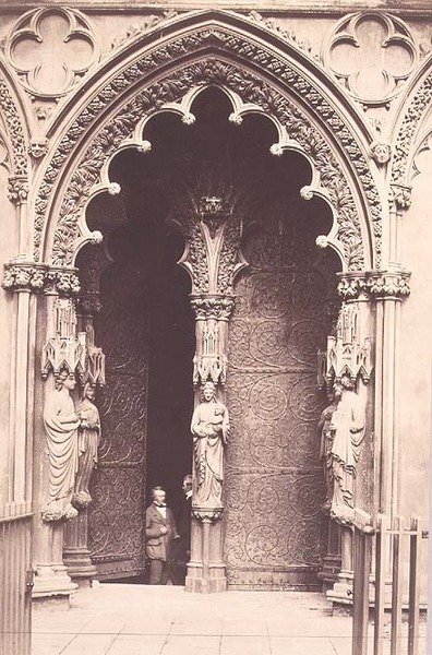 The West Porch, Litchfield Cathedral, c.1858 (foto sépia) de Roger Fenton