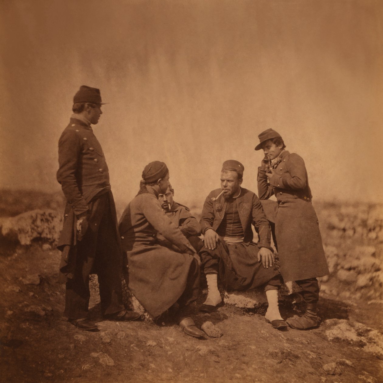 Dois soldados franceses ao lado de três soldados Zouave sentados e fumantes, Guerra da Crimeia, Crimeia, Ucrânia de Roger Fenton