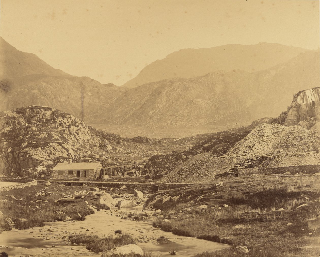 [Vista das montanhas ao pé do lago Ogwen] de Roger Fenton