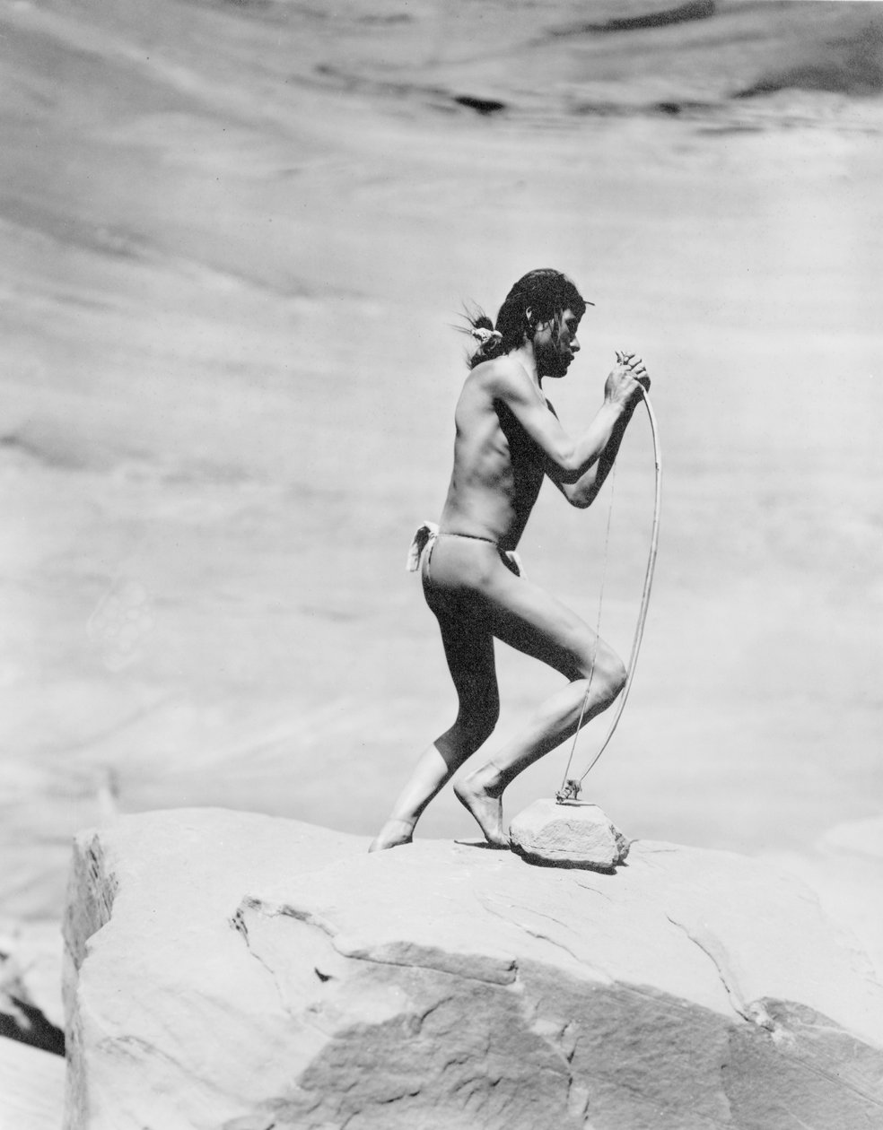 Índio navajo amarrando o arco, c.1913 (foto em preto e branco) de Roland W. Reed