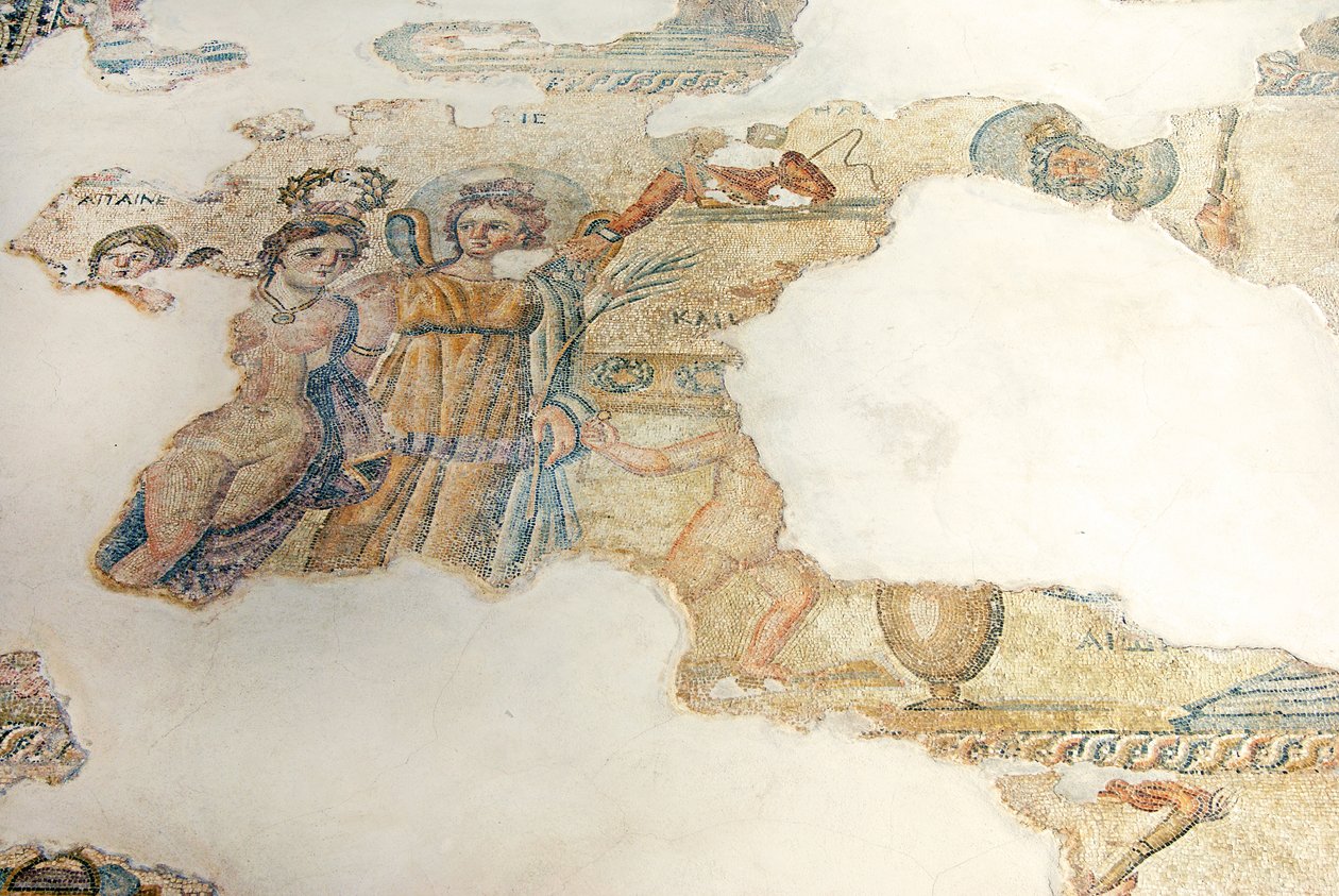 Um concurso de beleza entre Cassiopeia e as Nereidas julgado por Aion, Casa de Aion, Paphos, Chipre (mosaico) de Roman
