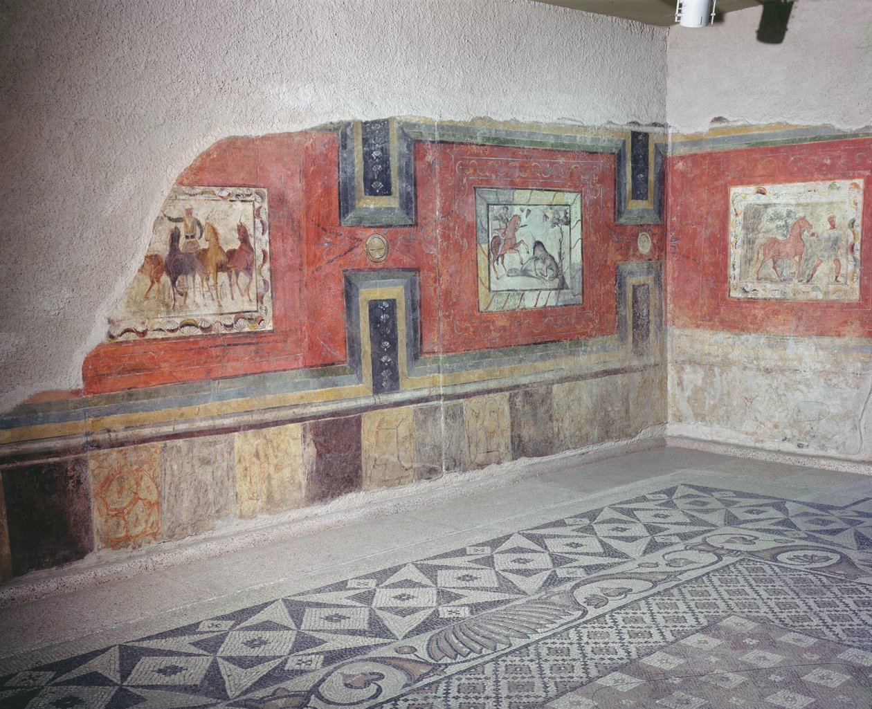 Uma recriação do interior de uma casa romana, com pisos de mosaico e pinturas murais que retratam cenas de circo e de caça (afresco e mosaico) de Roman