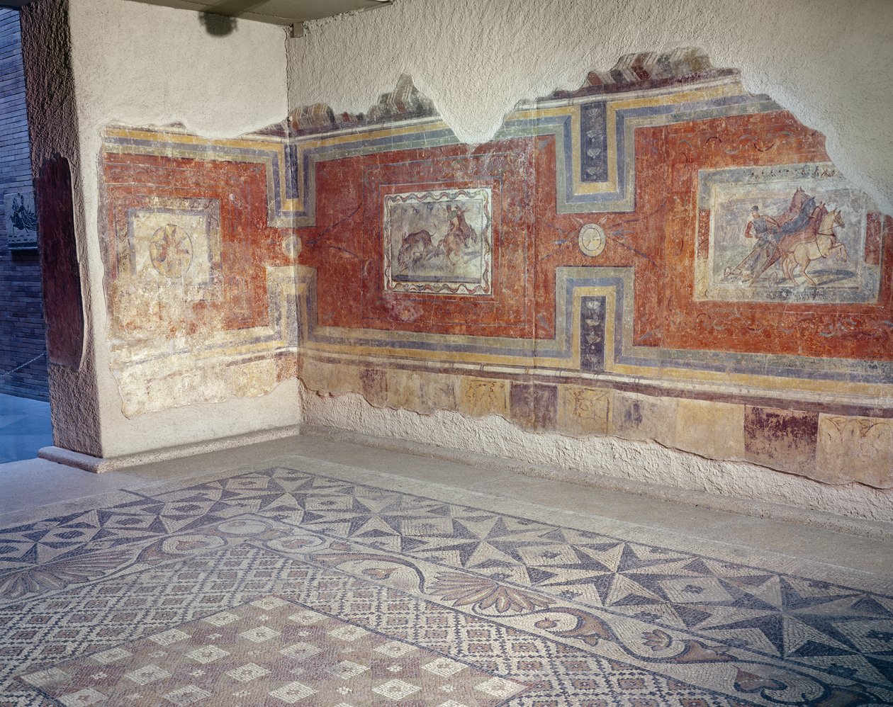 Uma recriação do interior de uma casa romana, com pisos de mosaico e pinturas murais que retratam cenas de circo e de caça (afresco e mosaico) de Roman