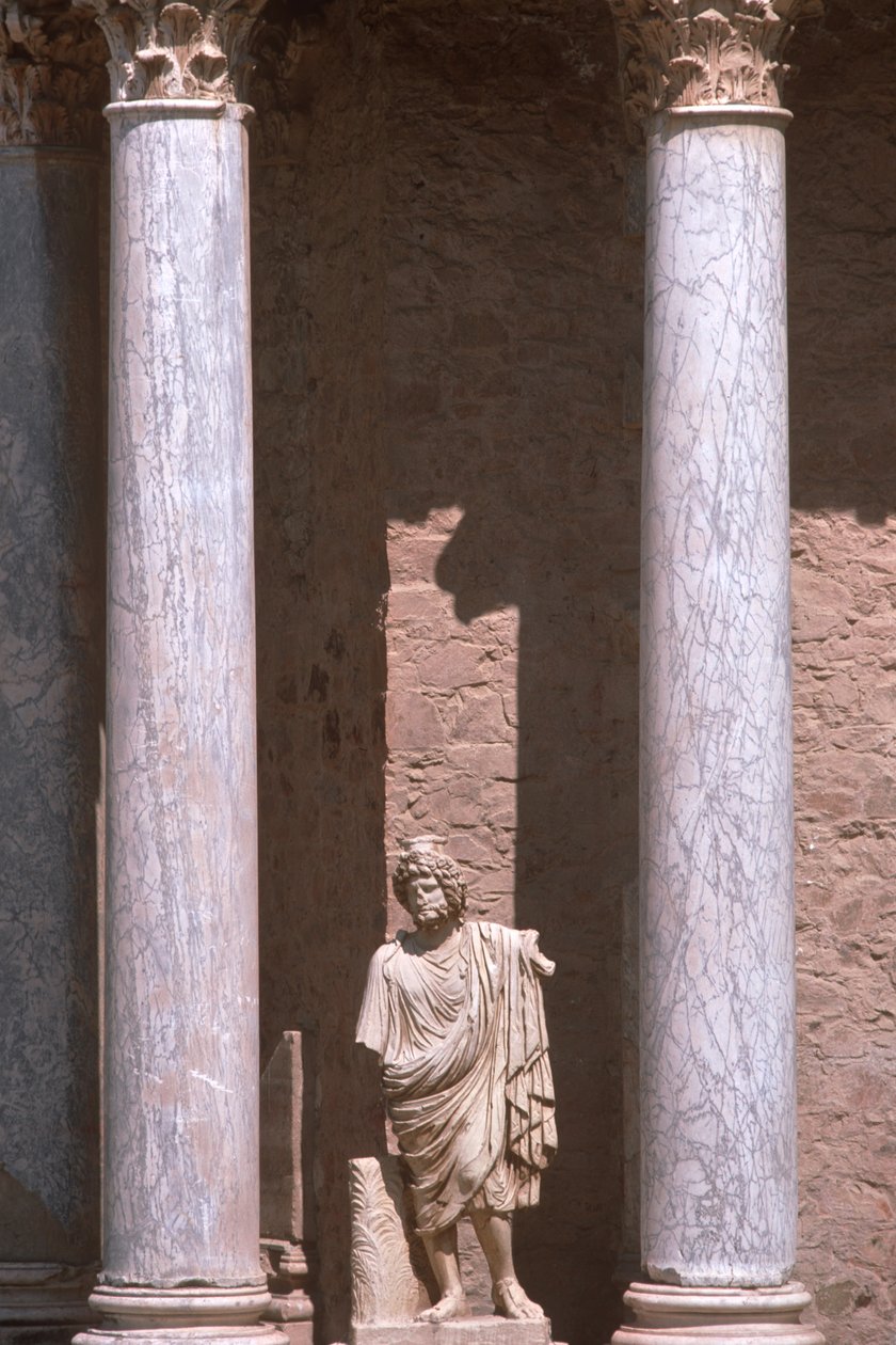 Uma estátua entre duas colunas de Roman