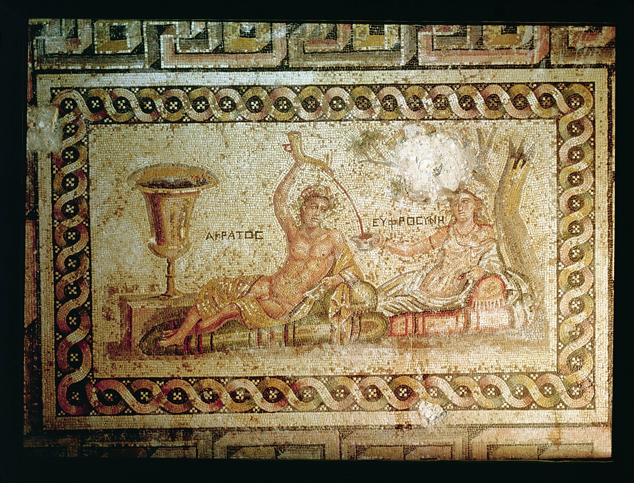 Akratos derramando vinho, de Belkis ou Zeugma, no sudeste da Turquia (mosaico) de Roman