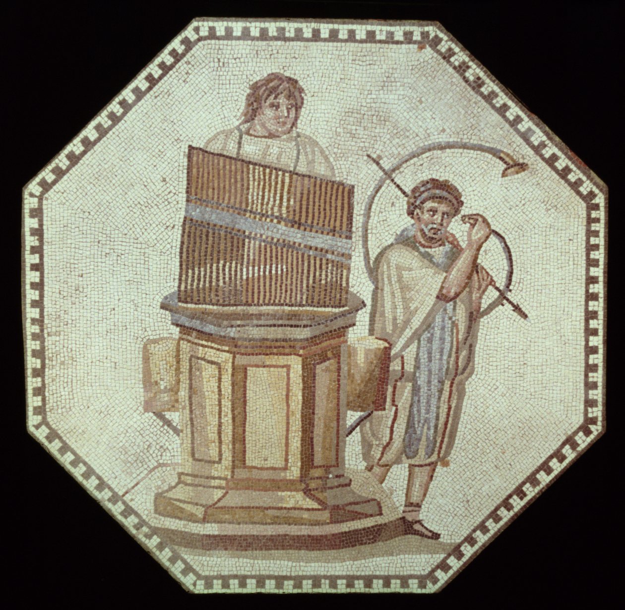 Um organista e um trompista entreter em um jogo de gladiador (mosaico) de Roman