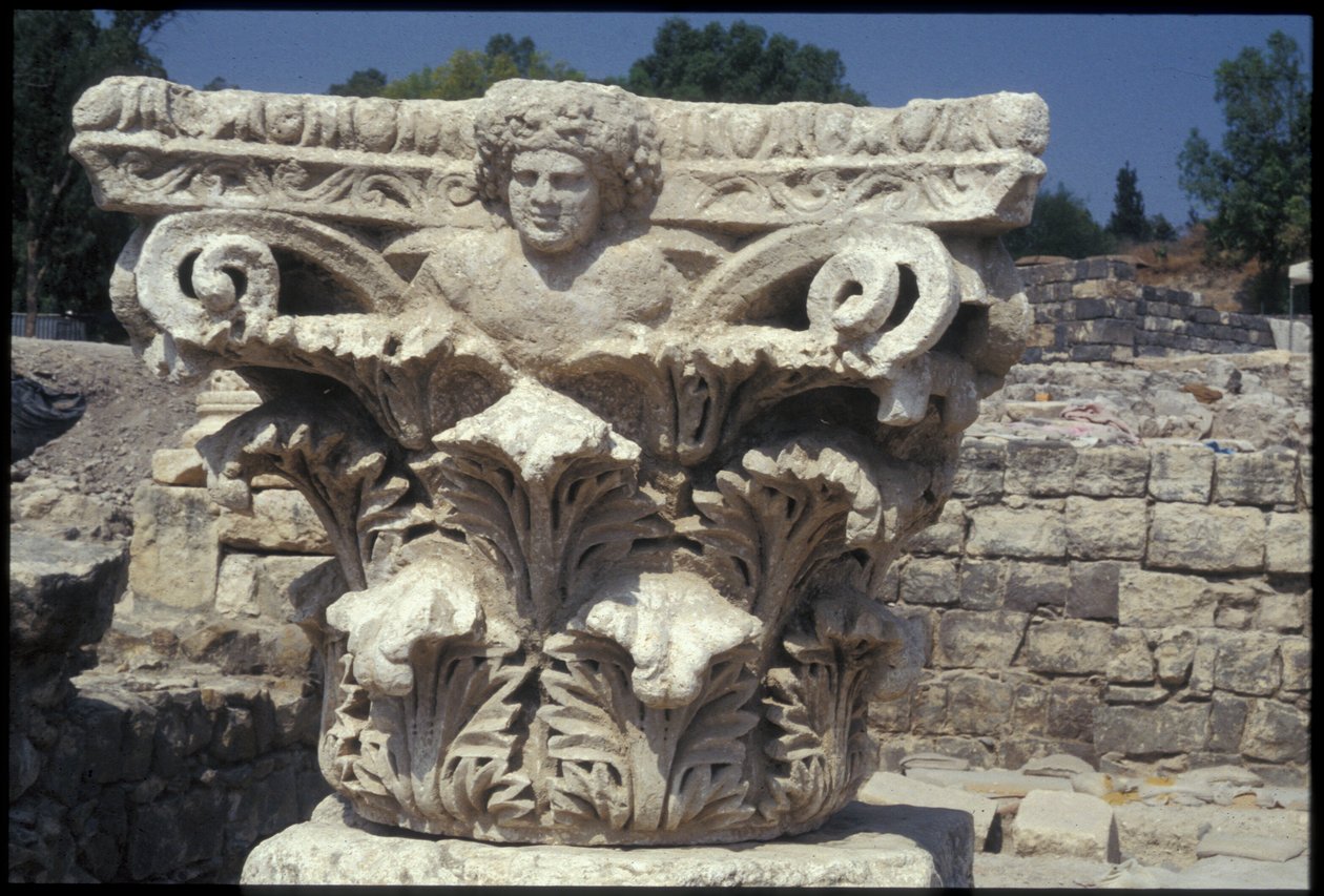 Detalhe arquitetônico escavado na cidade romana de Roman