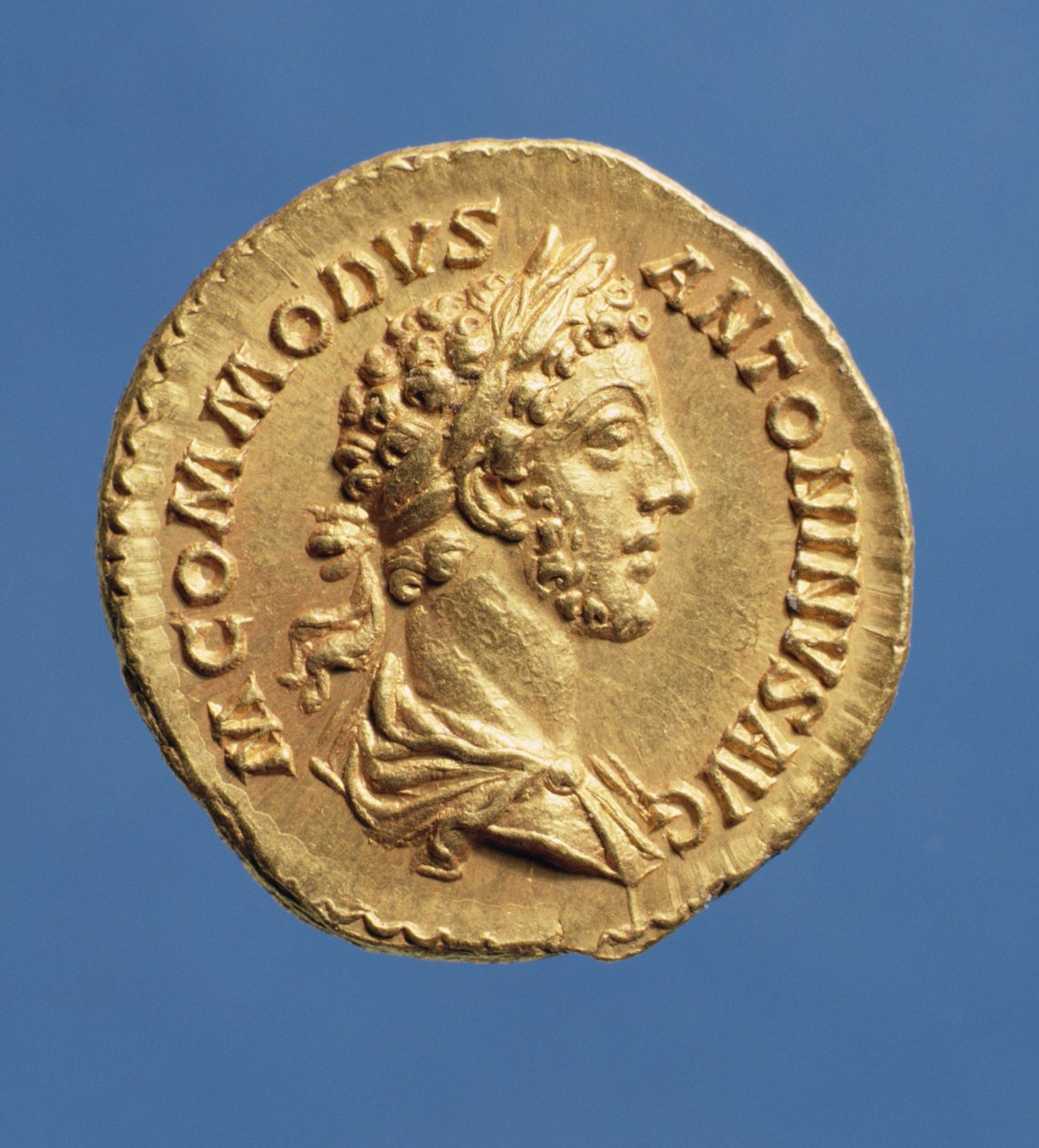 Aureus (anverso) busto de Commodus (180-192) drapejado, direito, usando uma coroa de louros. Inscrição: M ANTONINVS COMMODVS AVG (ouro) de Roman