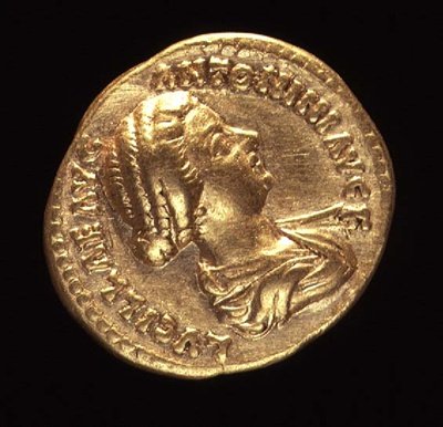 Aureus (anverso) representando Lucilla, filha de Marco Aurélio (161 AD-180 AD) drapeado. Inscrição: LUCILLAE AVG ANTONINI AVG F (ouro) (para ver em verso 119147) de Roman