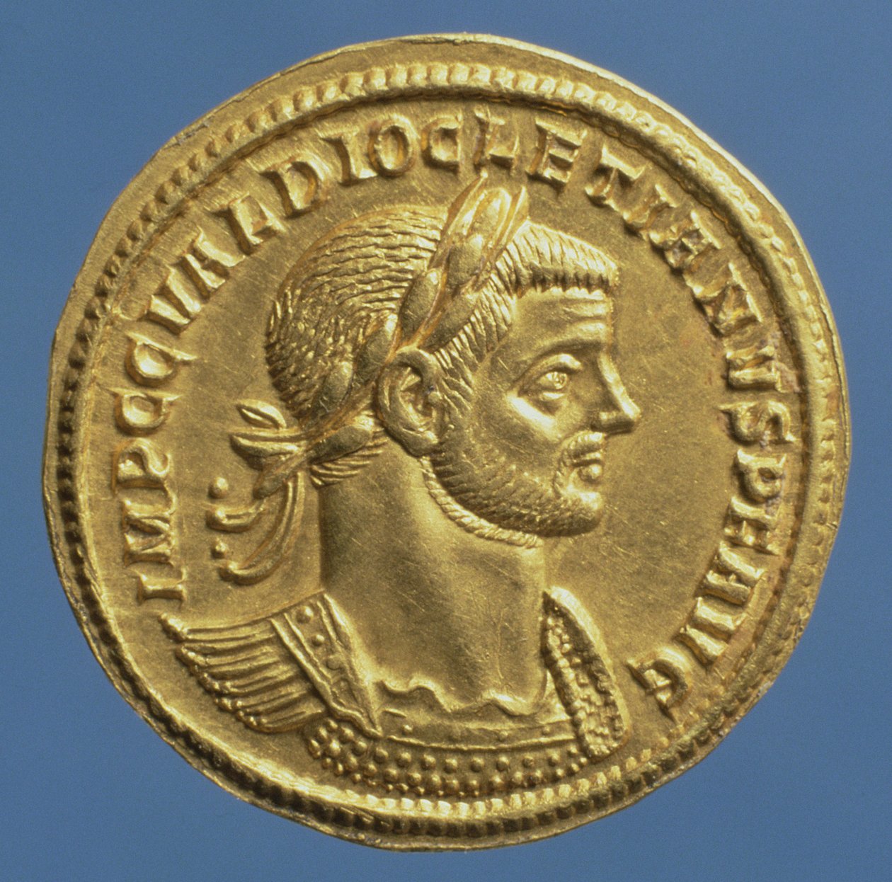 Aureus (anverso) de Diocletian (284 dC-AD 305) cuirassed, vestindo uma coroa de louros. (ouro) de Roman