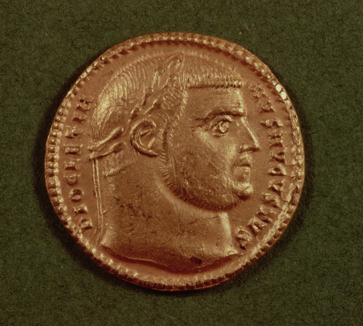 Aureus (anverso) de Diocleciano (Ad 284-AD 305) usando uma coroa de louros. Iscription: DIOCLETIANVS AVGVSTVS (ouro) de Roman