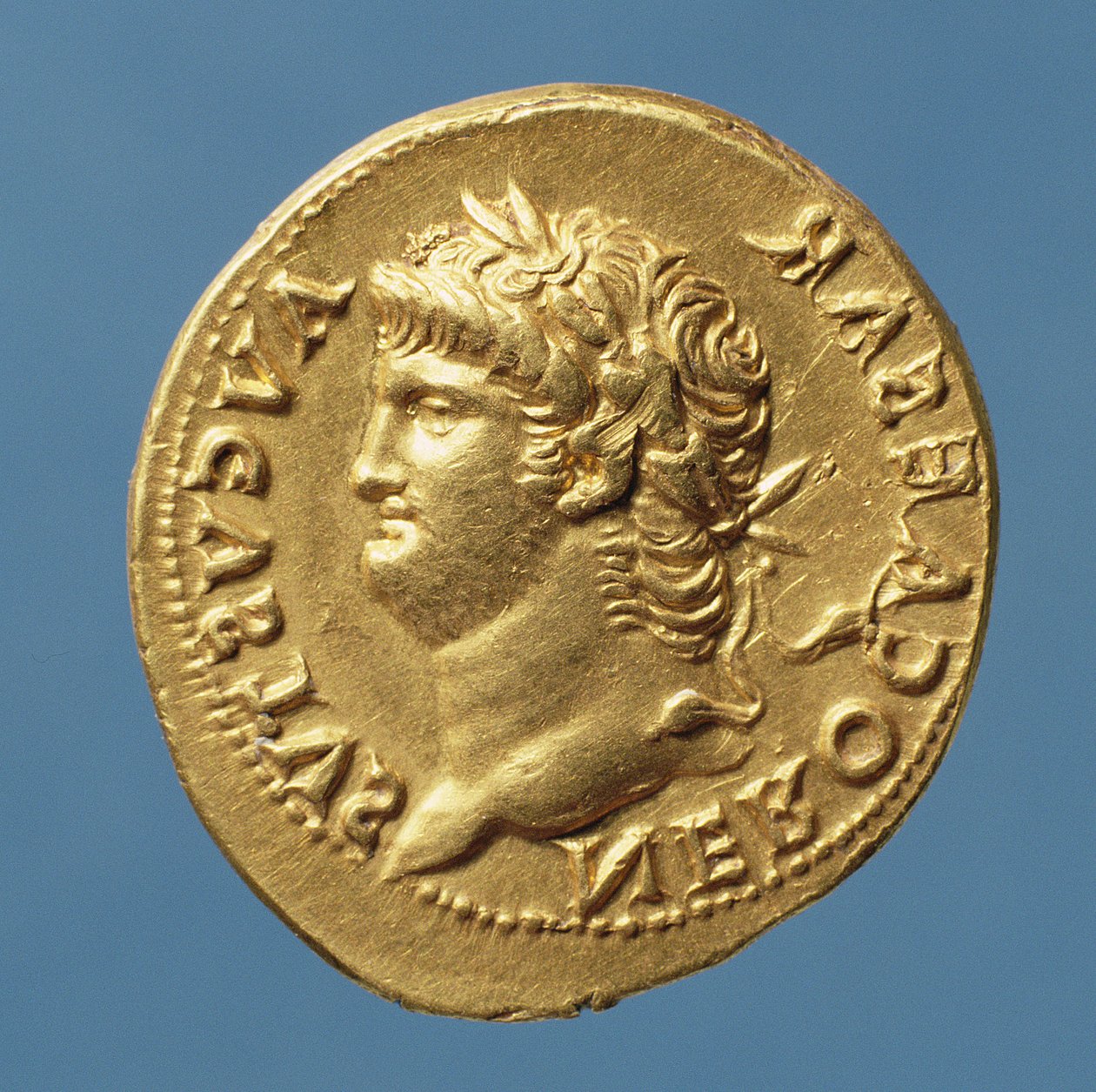 Aureus (anverso) de Nero (AD 54-AD 68) usando uma coroa de louros. (Ouro) Inscrição: NERO CAESAR AVGVSVS de Roman