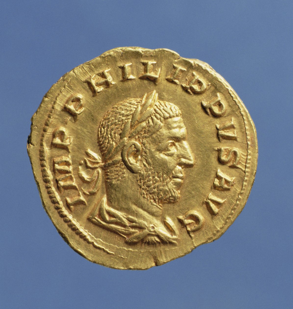 Áureus (anverso) de Filipe, o Árabe (244-249), coberto com uma coroa de louros. Inscrição: IMP PHILIPPVS AVG (ouro) de Roman