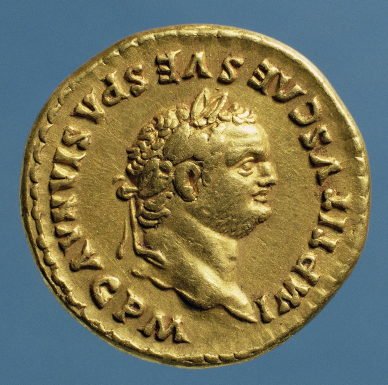 Áureus (anverso) de Tito (79 dC-81 dC) usando uma coroa de louros. (ouro) Inscrição: IMP TITVS CAES VESPASIANA AVG PM de Roman