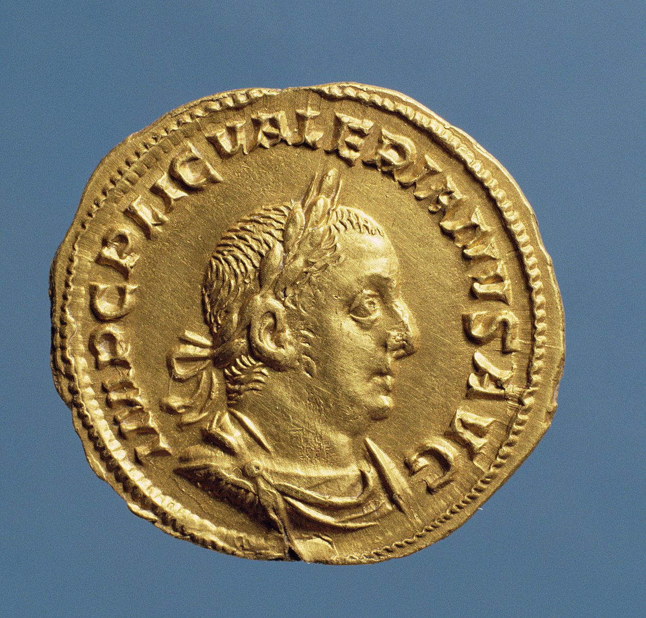 Aureus (anverso) de Valerian I (253-260), coberto com uma coroa de louros. Inscrição: IMP CP LIC VALERIANVS AVG (ouro) de Roman