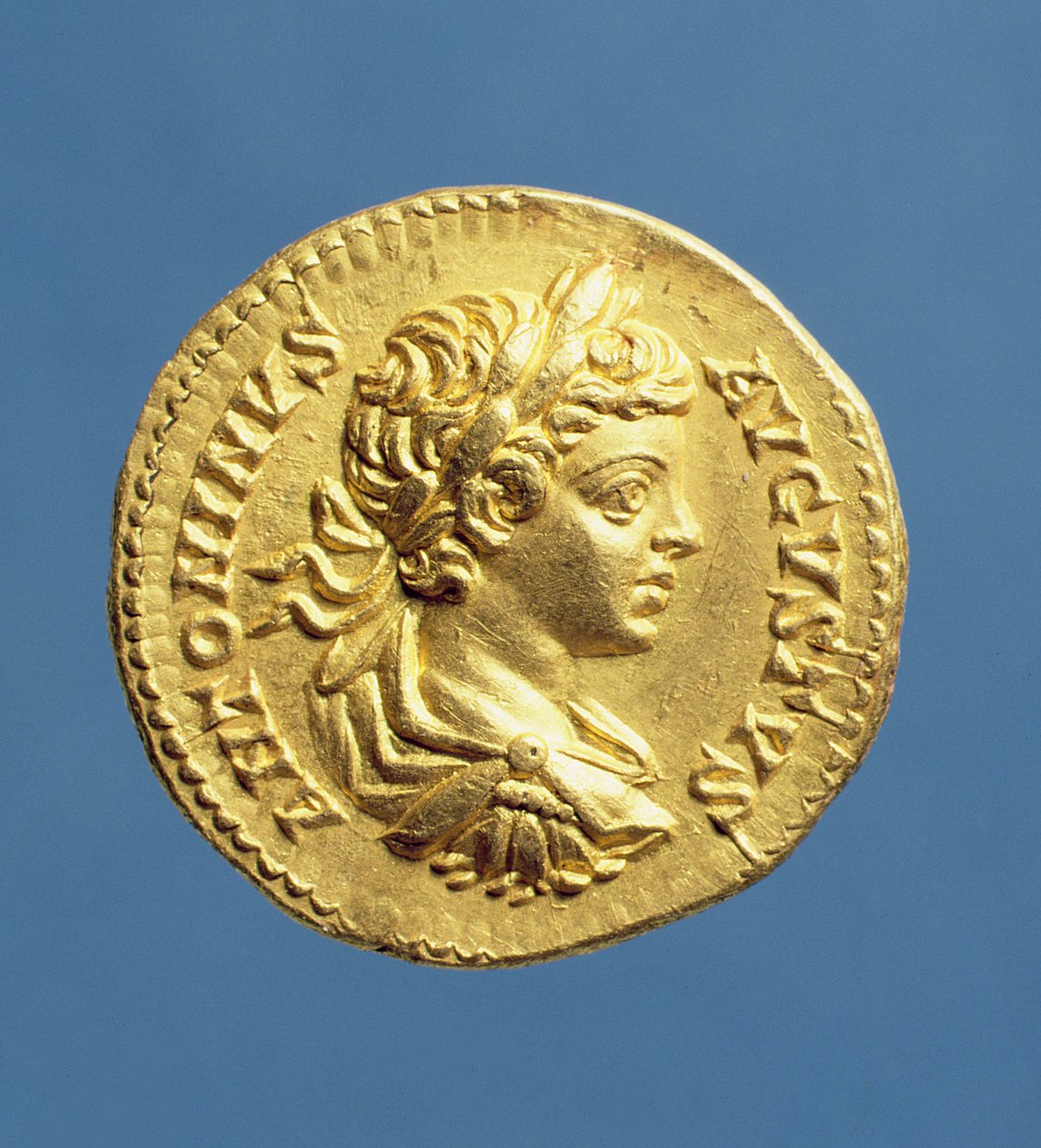 Aureus (anverso) com cabeça de uvas Carcalla (196-217), cuirassed, vestindo uma coroa de louros. Cunhadas sob Septimus Severus (193-211) Inscrição: ANTONINVS AVGUSTVS (ouro) de Roman