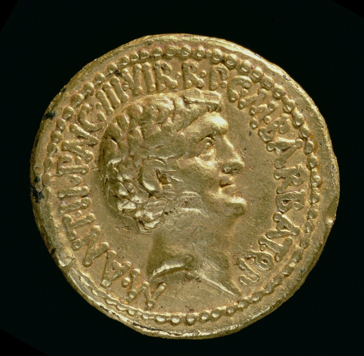Áureus (anverso) com a cabeça descoberta de Marco António (8281 aC-30 aC) (ouro) Inscrição: M ANT IMP AVG III VIR RPCM BARBAT QP (para reverso 119140) de Roman