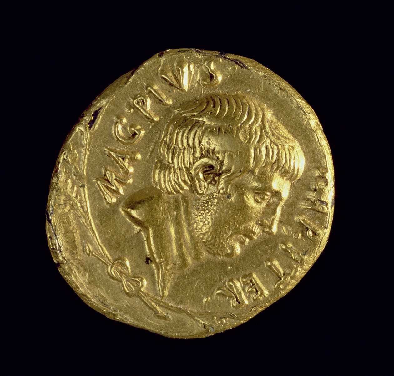 Áureus (anverso) com a cabeça descoberta de Sexto Pompeu (78-35 aC) Inscrição: MAG PIVS IMP ITER (ouro) (para ver em verso 119143) de Roman