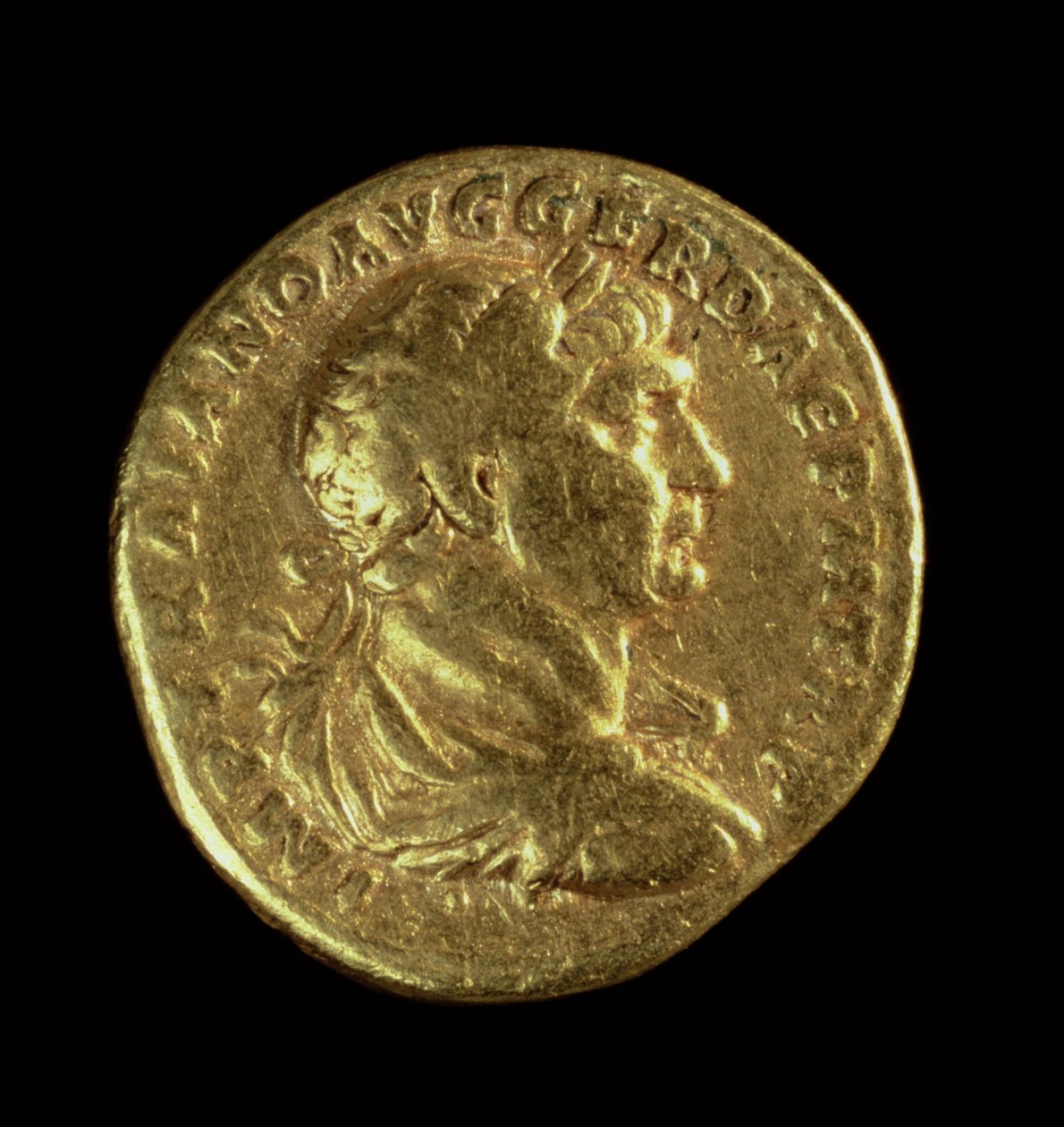 Aureus (anverso) com o busto drapeado de Trajano (98 dC - 117 dC) usando uma coroa de louros (ouro) Inscrição: IMP TRAIANO AVG GER DAC PM TR P (para ver em verso 119145) de Roman