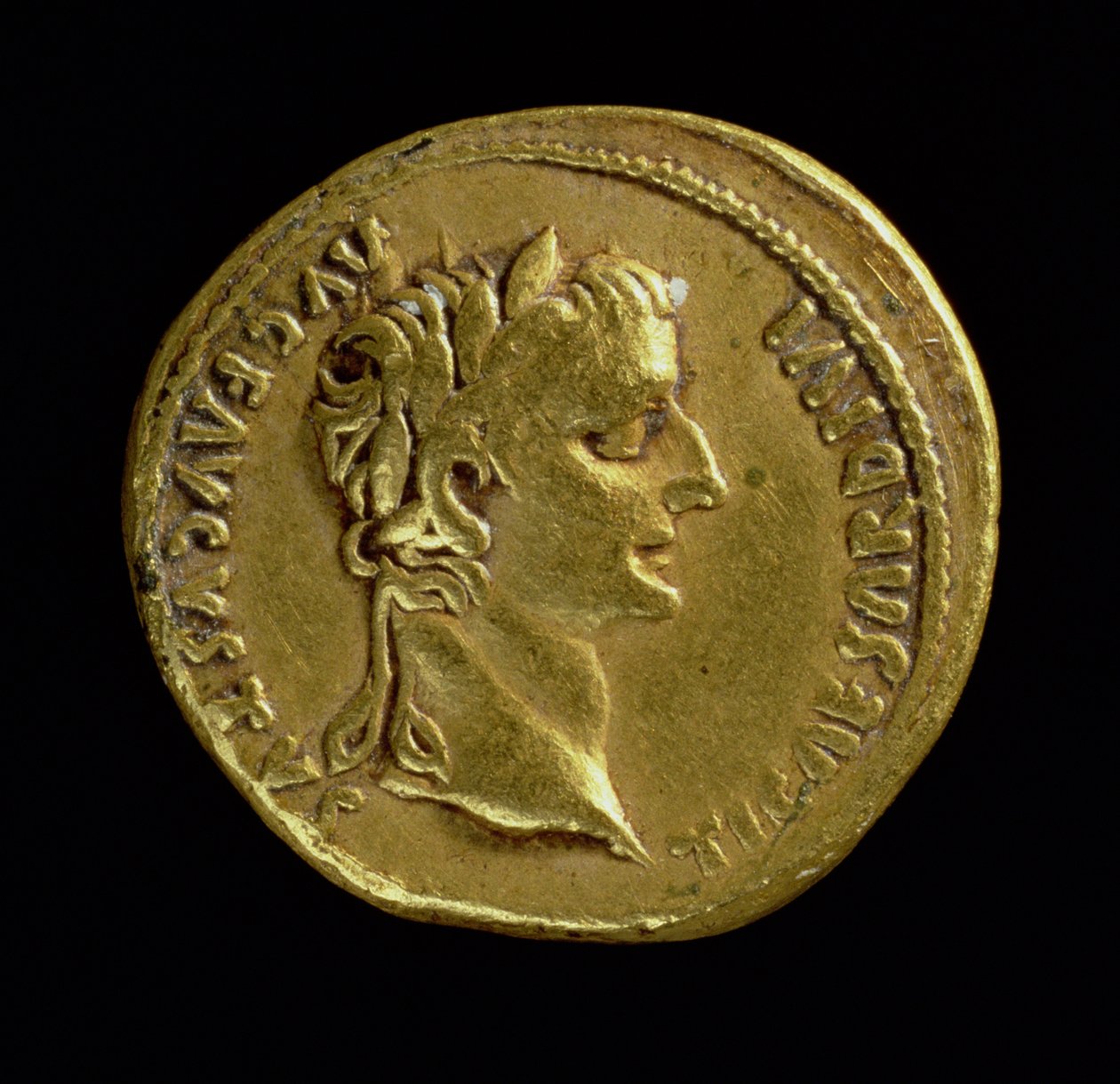 Áureus (anverso) com a cabeça de Tibério (14 a 39 dC) usando uma coroa de louros. Inscrição: TI CAESAR DIVI AVG F AVGVSTVS (ouro) (para ver em verso 119138) de Roman