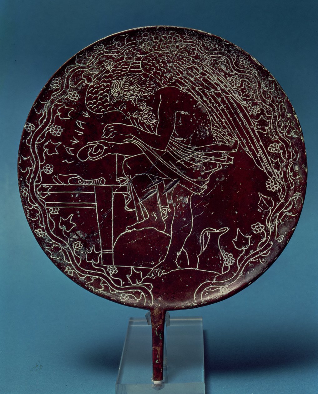 De trás de um espelho de bronze decorado com uma cena mostrando um homem velho examinando o fígado de um animal, leva o nome de Chalenas (adivinho grego) de Roman