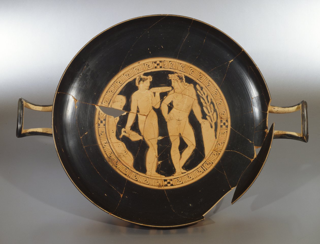 Prato de figuras negras, do túmulo de Poggio Sommavilla (cerâmica) de Roman