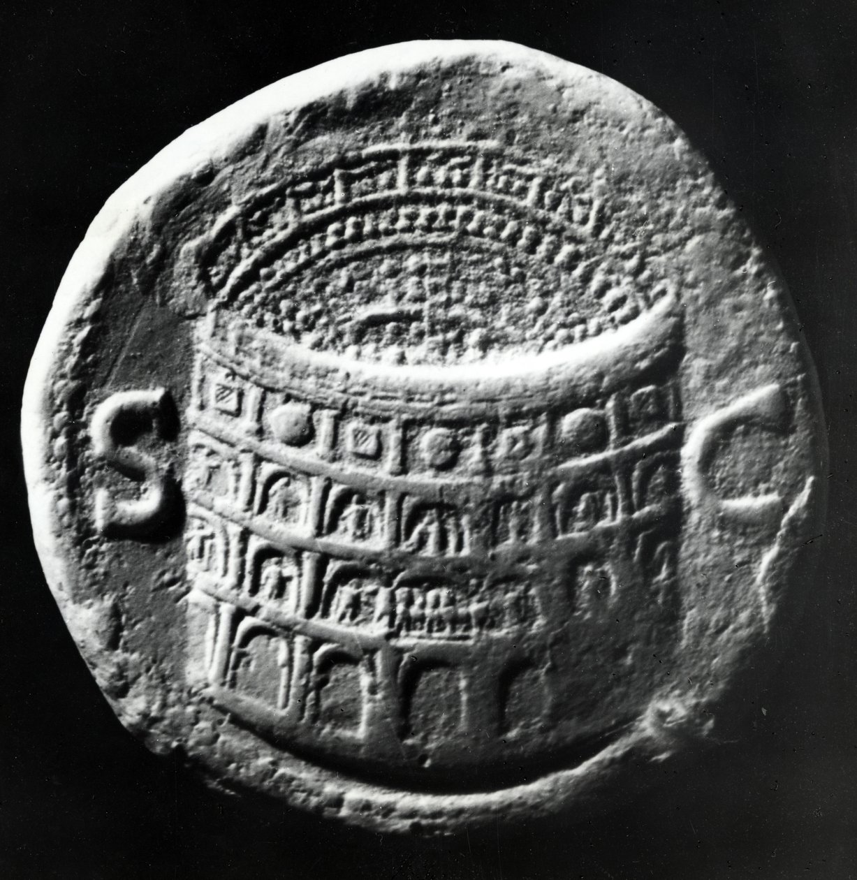 Sestertius de bronze mostrando uma vista aérea do Coliseu, c.80-81 AD (latão) de Roman
