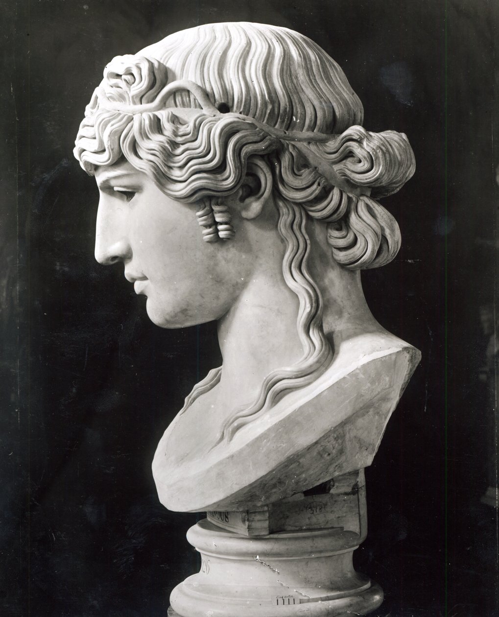 Busto de Antínous (c.110-30) chamado "Antinous Mondragone", c.130-138 dC (mármore) de Roman