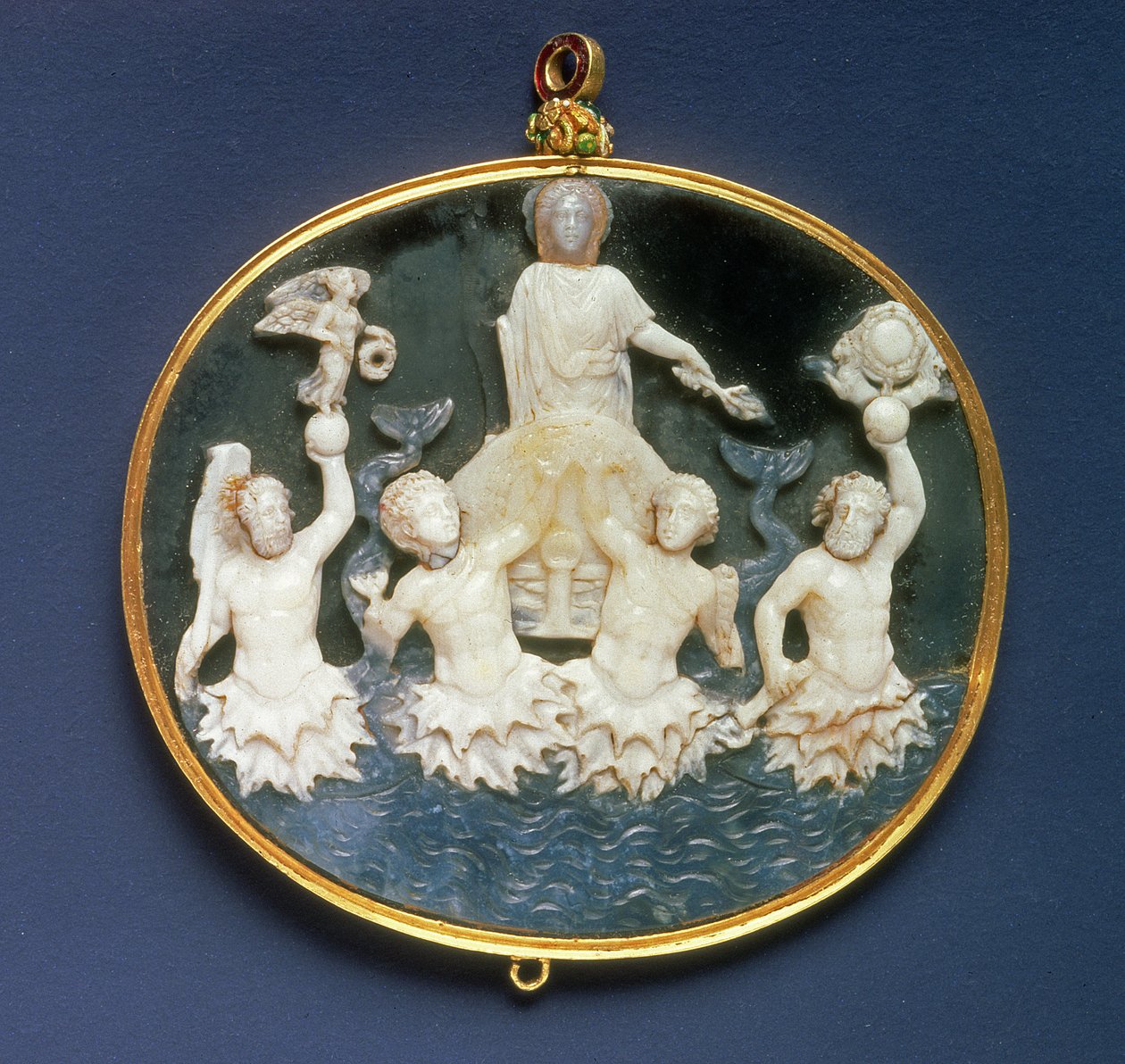 Cameo comemorativo da vitória naval de Otaviano (63 aC-14 dC) sobre Marco Antônio (c.82-30 aC) na Batalha de Actium, 31 aC (sardônia) de Roman