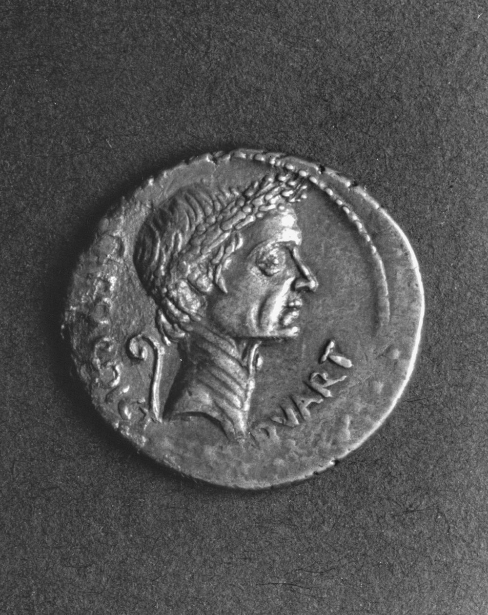 Moeda com um retrato de Júlio César (101-44 aC) (metal) de Roman