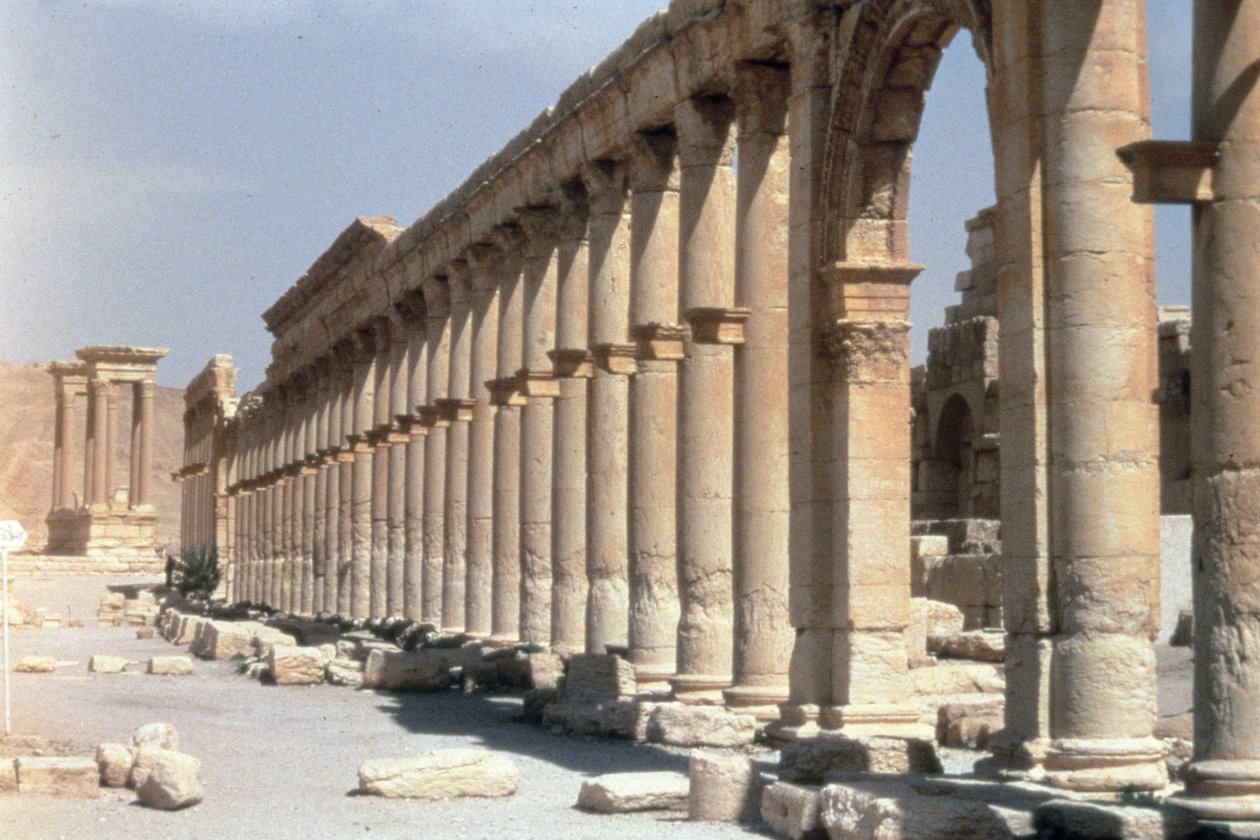 Rua Colunada, o principal eixo da cidade, construída no século II de Roman