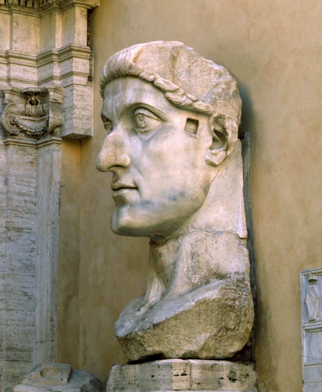 Cabeça colossal de Constantino, o Grande (mármore) de Roman