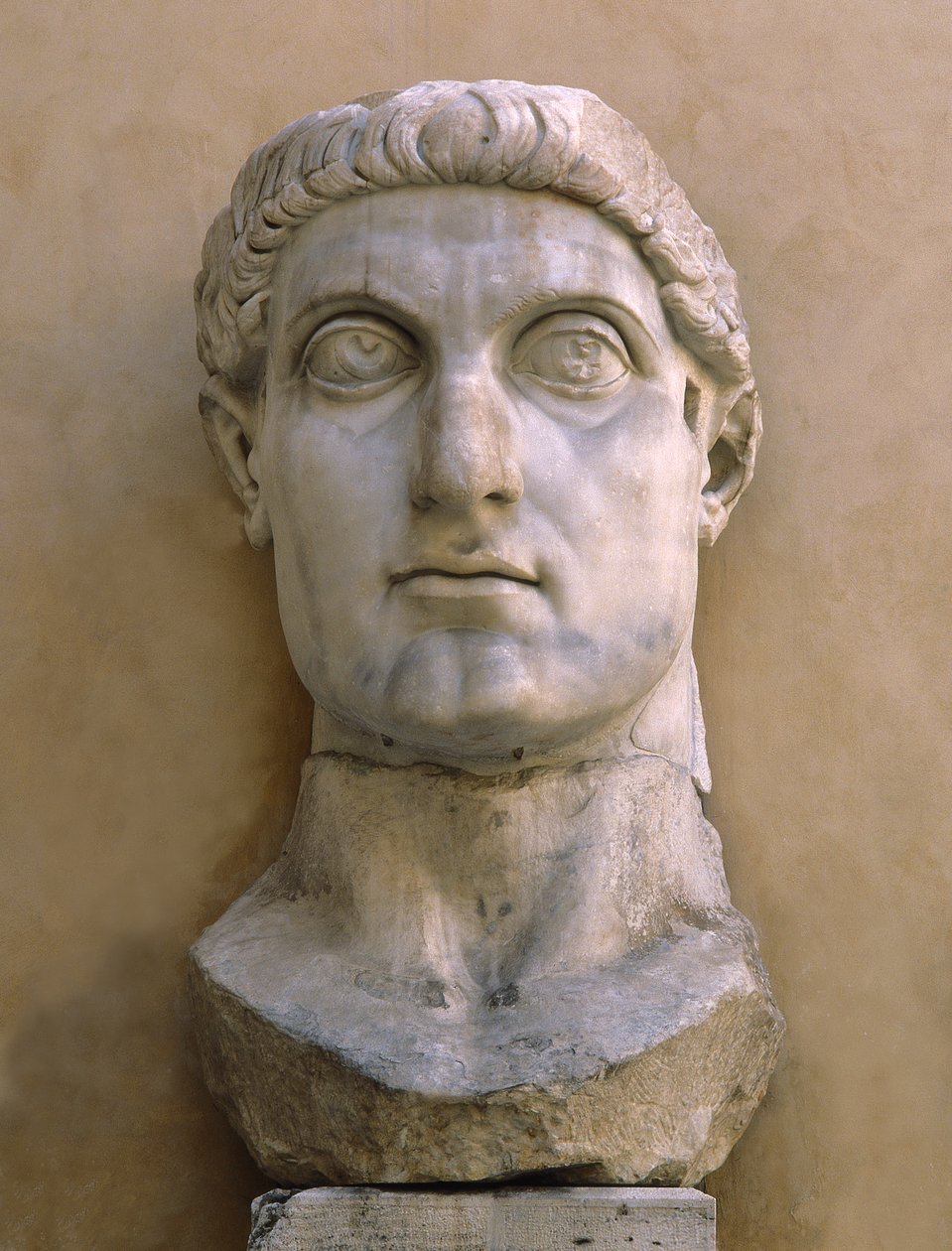 Cabeça colossal de Constantino, o Grande (mármore) de Roman