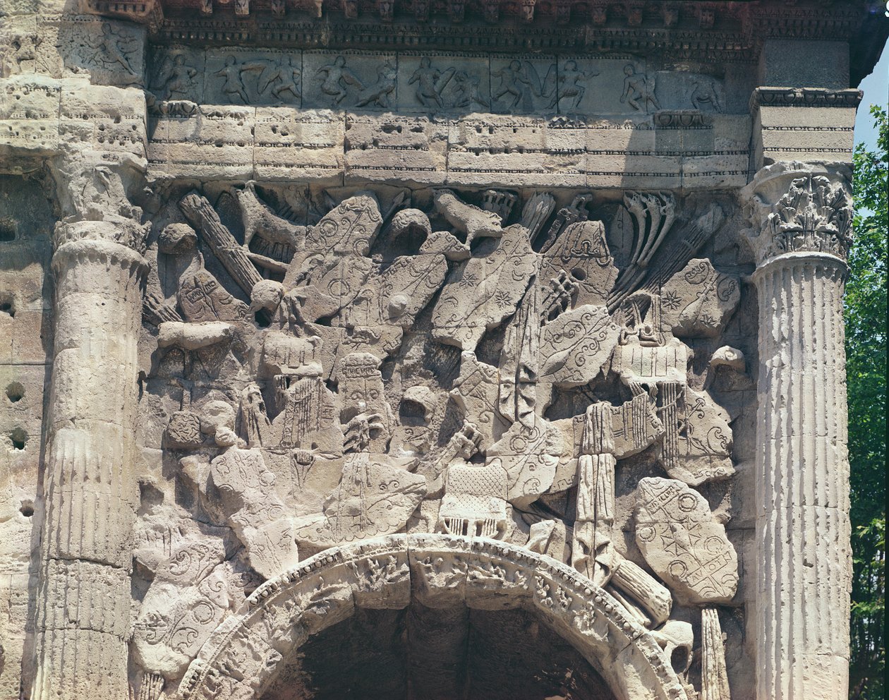 Detalhe dos combatentes do arco do lado direito da foto do Arco do Triunfo de Roman