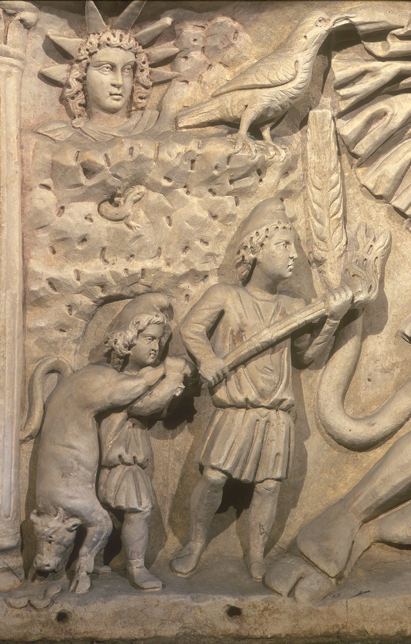 Detalhe do relevo no mármore do altar mitraico de Roman