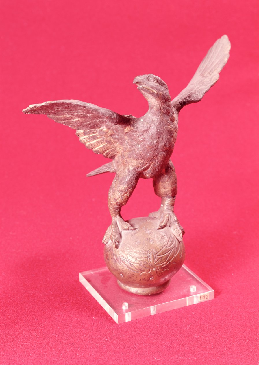 Águia com asas abertas sobre uma bola, séc. I aC-dc Século II (bronze) de Roman