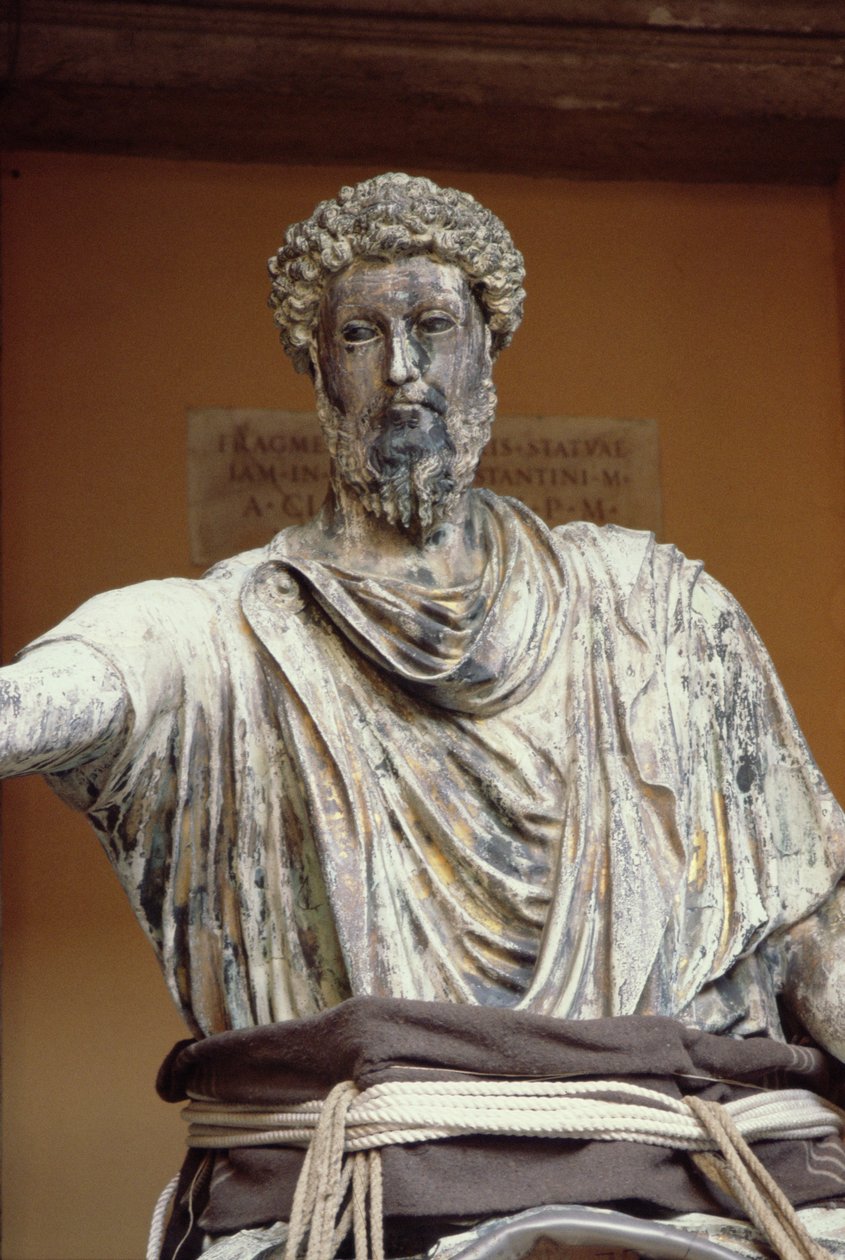 Estátua equestre de Marco Aurélio (AD 121-180), cópia do original em bronze no Palazzo Nuovo (mármore) (detalhe) de Roman