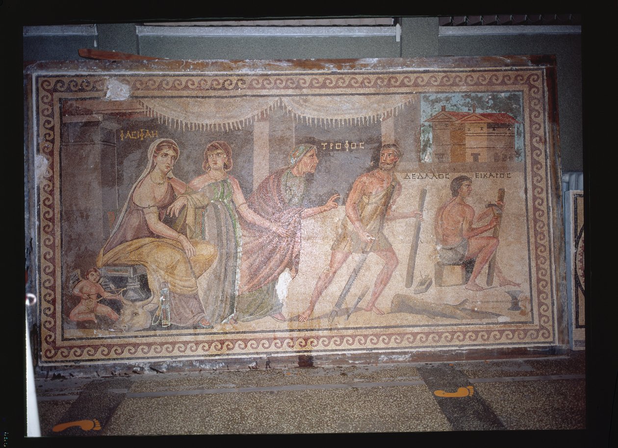 Chão representando a criação de uma vaca de madeira para a Rainha Pasífae, de Belkis (agora Zeugma) Turquia (mosaico) de Roman